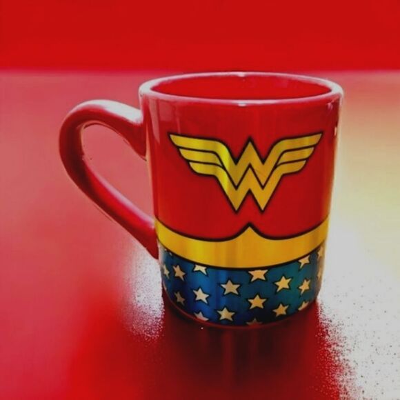MUG of WONDER WOMAN  LOGO GOLD GLITTER COFFEE/TEA - Picture 1 of 9